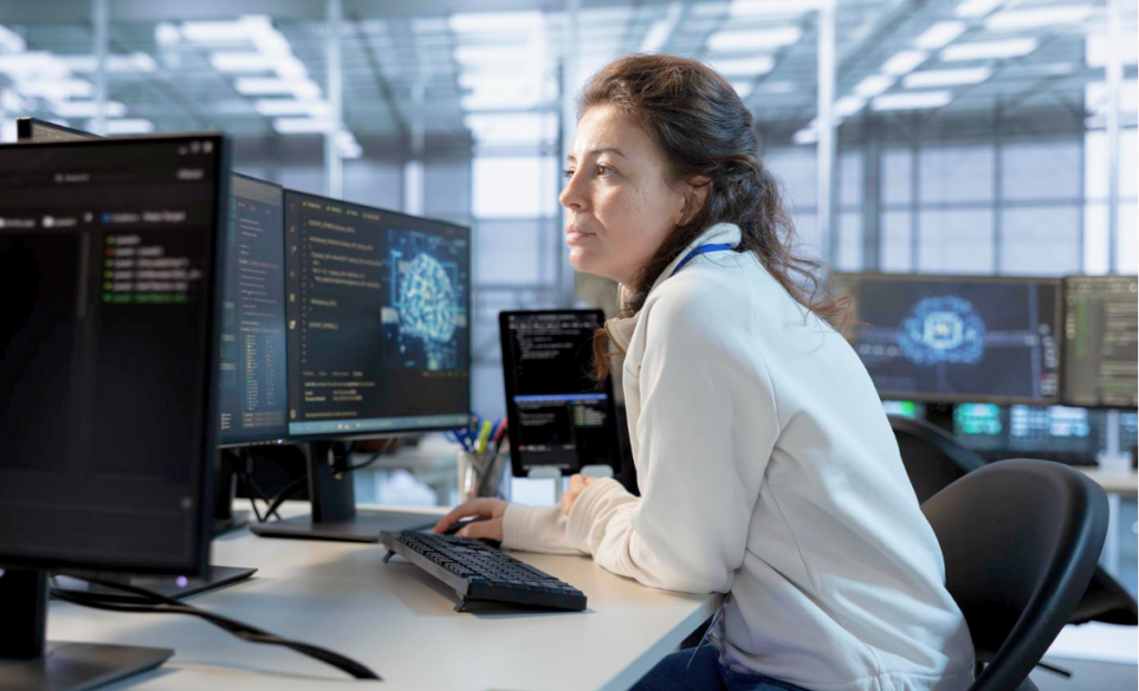 Persona aprendiendo ciberseguridad desde cero frente a varios monitores