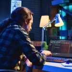 Persona estudiando ciberseguridad frente a una computadora
